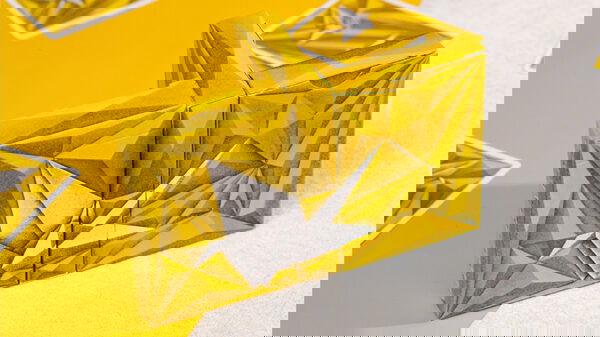 1000 Cranes V3 Playing Cards by Riffle Shuffle - Image 2
